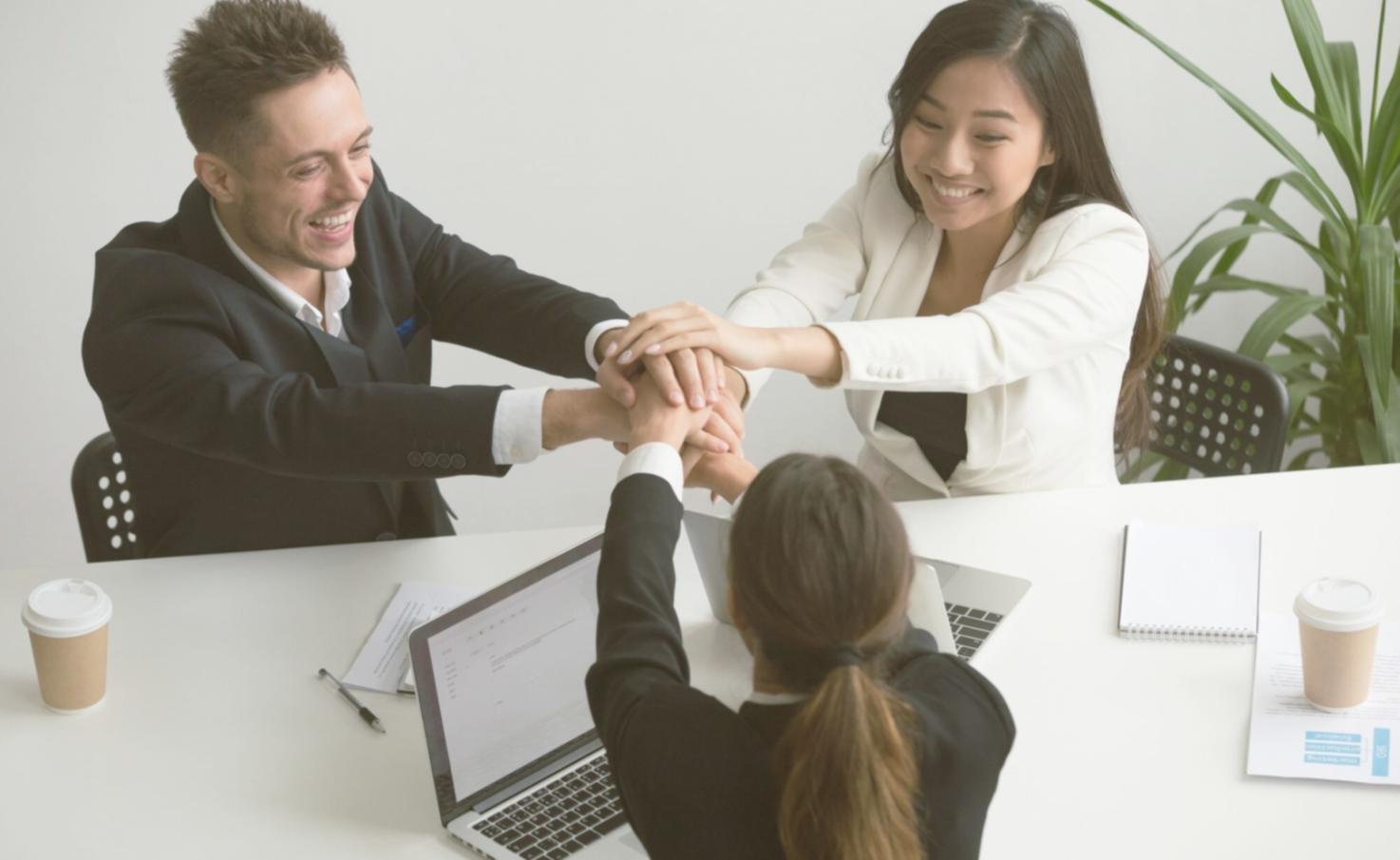 Equipo analizando reportes financieros complejos
