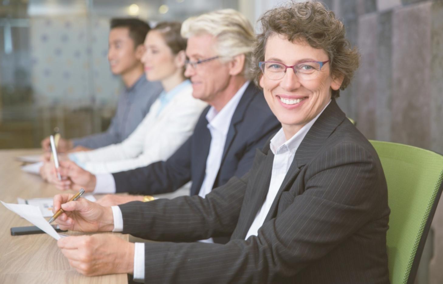Profesional revisando estrategias financieras avanzadas
